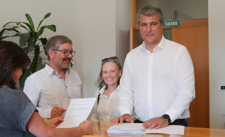 El alcalde de Corcubión presenta 1.300 firmas en el Parlamento para abrir el centro de día
