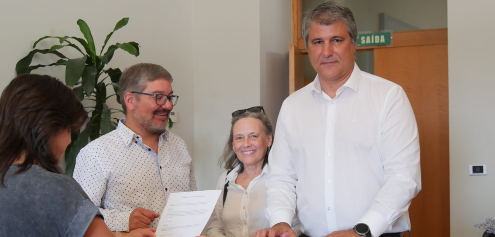 El alcalde de Corcubión presenta 1.300 firmas en el Parlamento para abrir el centro de día
