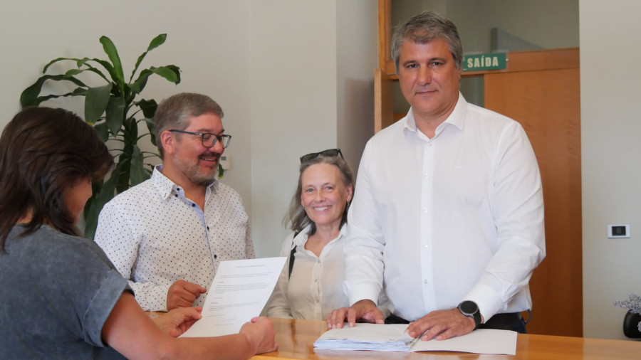 El alcalde de Corcubión presenta 1.300 firmas en el Parlamento para abrir el centro de día