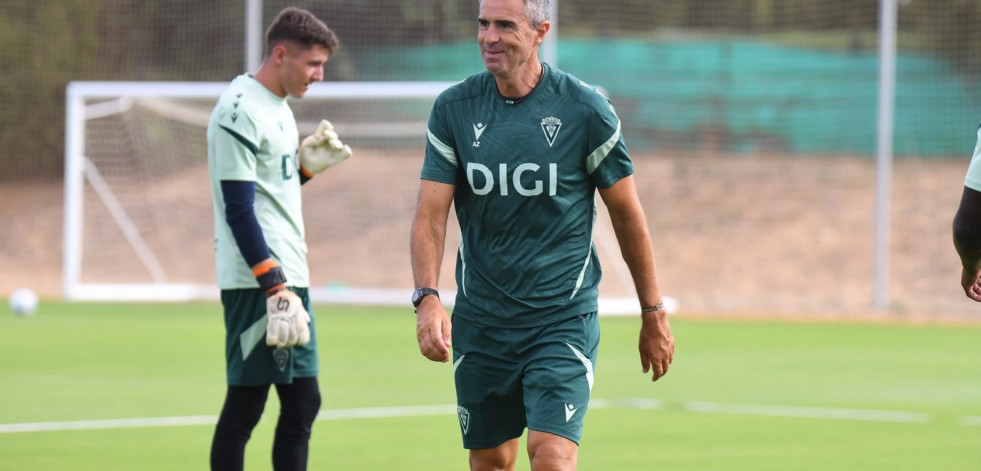 Un rival del Deportivo, sin poder inscribir a 14 futbolistas