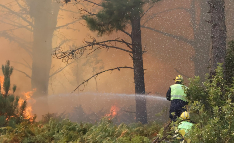Unidades de la UME parten de León para luchar contra el fuego en Corme, que ha sido provocado