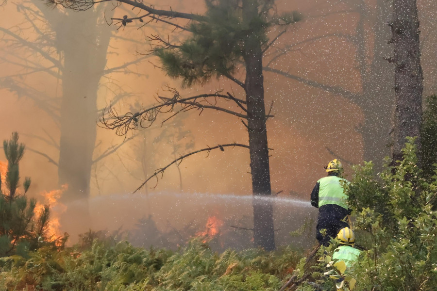 Unidades de la UME parten de León para luchar contra el fuego en Corme, que ha sido provocado