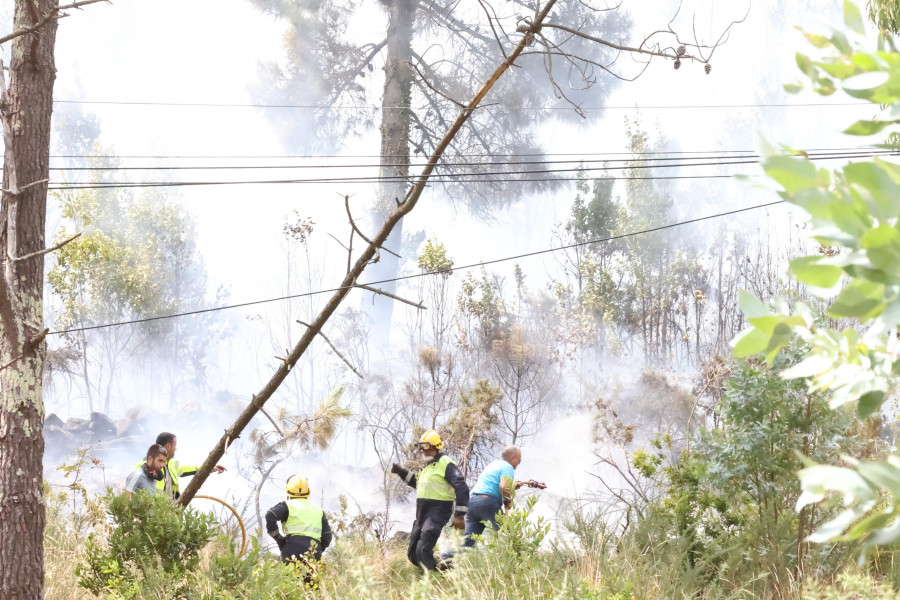 La Xunta califica de "atentado" el incendio "intencionado" con cuatro focos en Corme Aldea