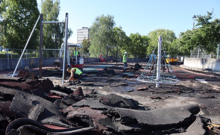 Carballo inicia  las obras que convertirán el parque de Rego da Balsa en un homenaje al trolebús