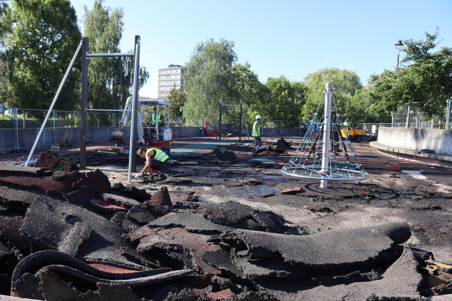 Carballo inicia  las obras que convertirán el parque de Rego da Balsa en un homenaje al trolebús