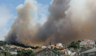 Corme y Xaviña luchan contra el fuego, en estado de alerta 2