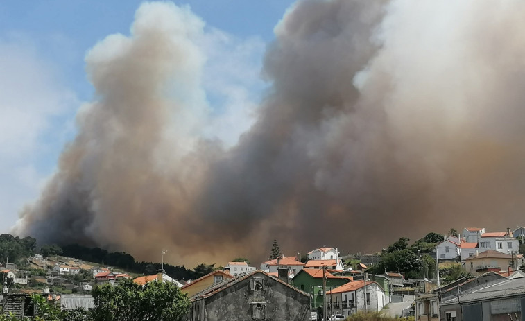 Corme y Xaviña luchan contra el fuego, en estado de alerta 2