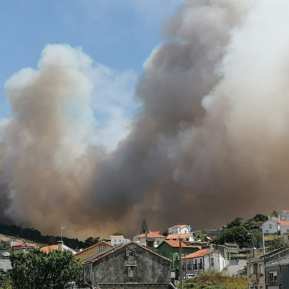 Corme y Xaviña luchan contra el fuego, en estado de alerta 2