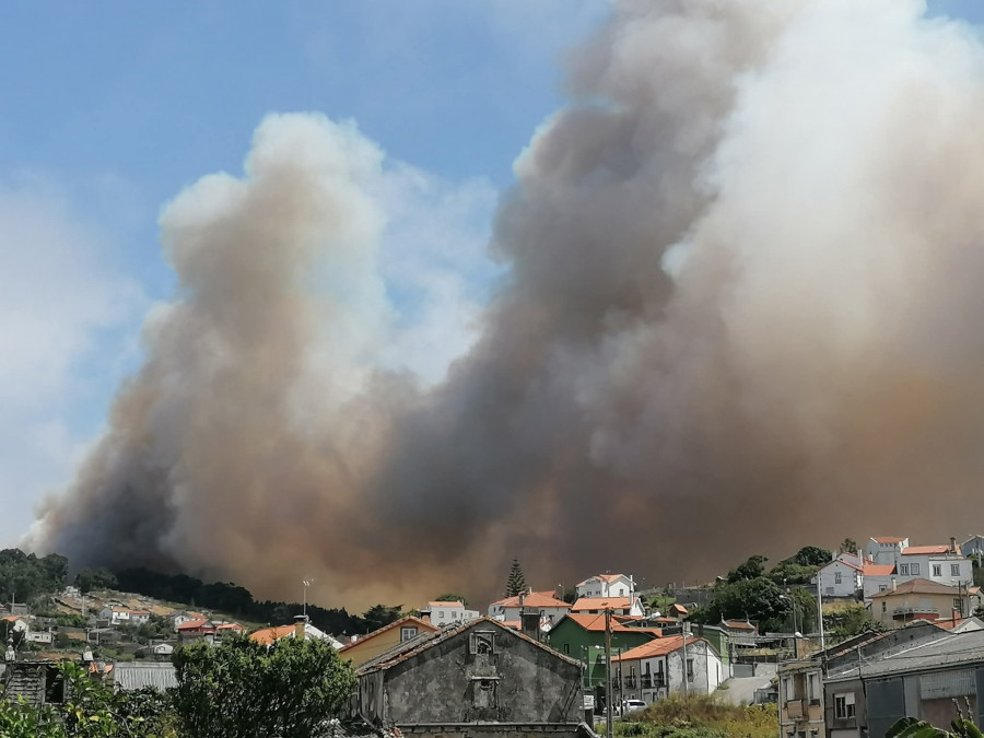 Corme y Xaviña luchan contra el fuego, en estado de alerta 2