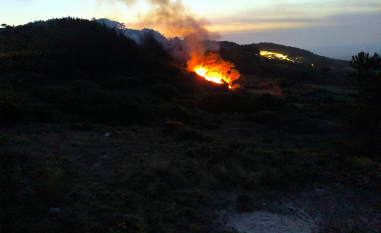 Extinguido un incendio forestal en las proximidades del parador de Muxía