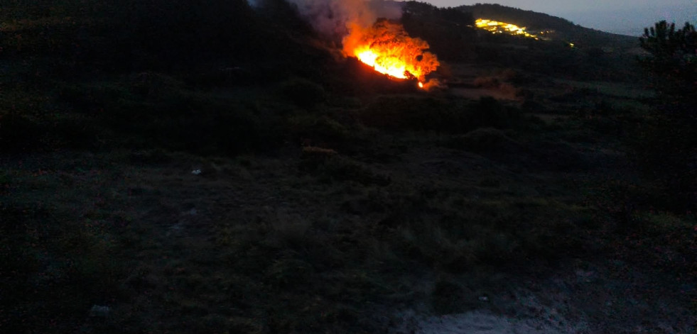 Extinguido un incendio forestal en las proximidades del parador de Muxía