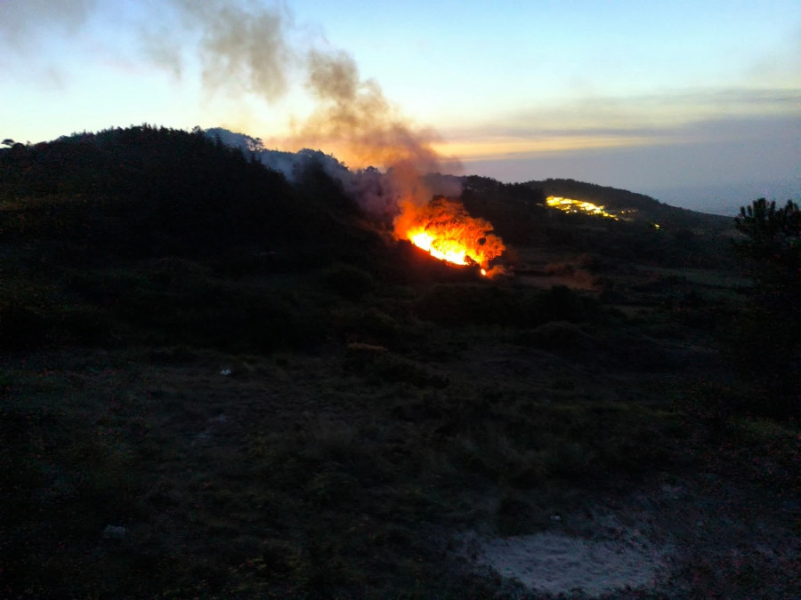 Extinguido un incendio forestal en las proximidades del parador de Muxía