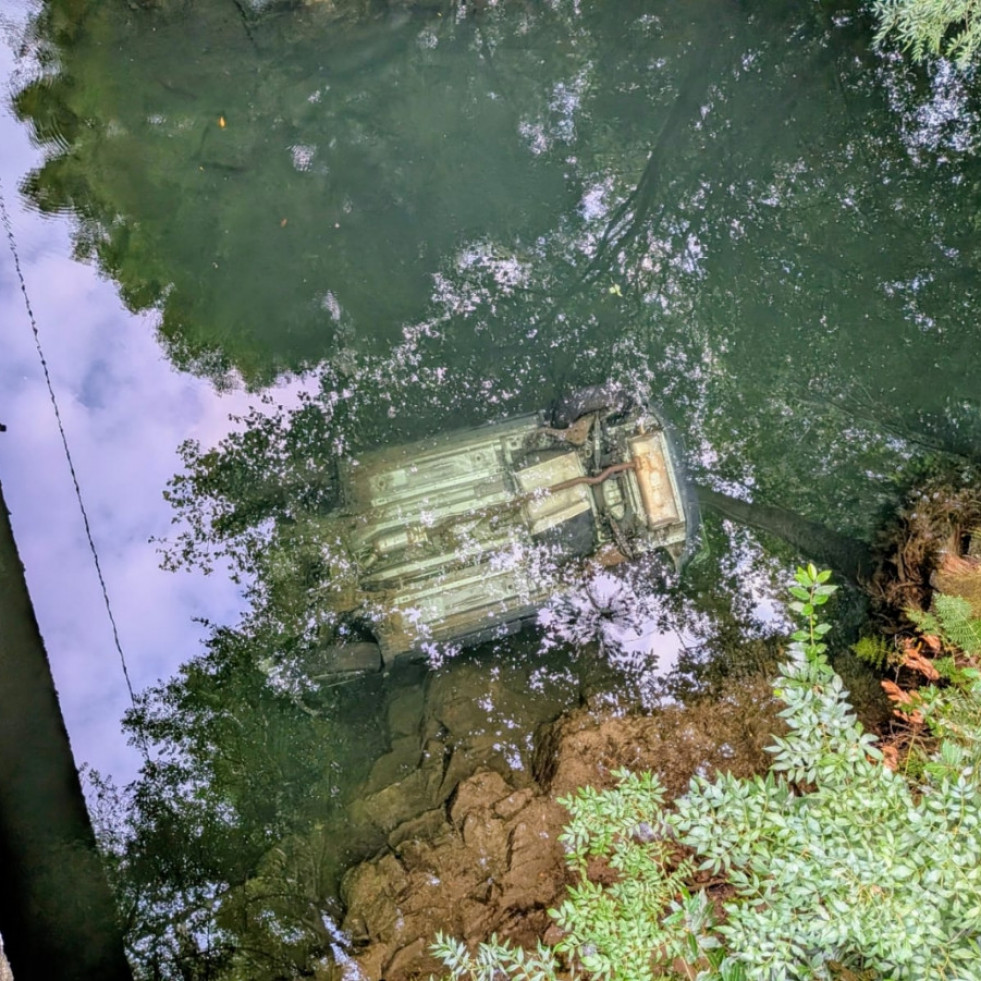Fallece un conductor tras caer con su coche al río Coroño en el puente de Runs, en Boiro