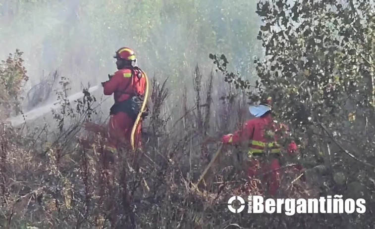 El fuego sigue sin control, pero sin peligro para las viviendas en Corme y Xaviña