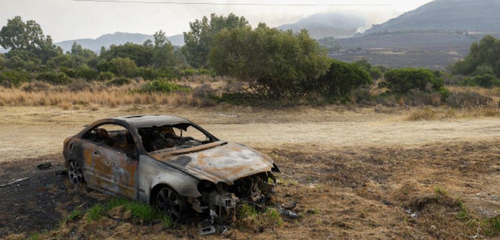 Los cambios de viento dificultan la extinción del incendio de Tarifa con 1.550 desalojados