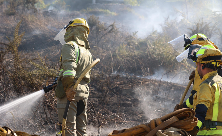Ponteceso vive en alerta por la reavivación de focos de un incendio que 