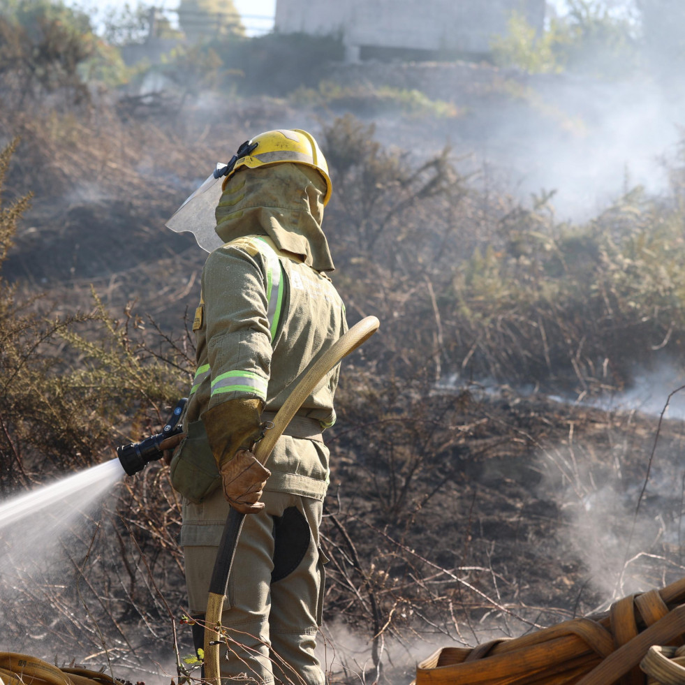 Ponteceso vive en alerta por la reavivación de focos de un incendio que 