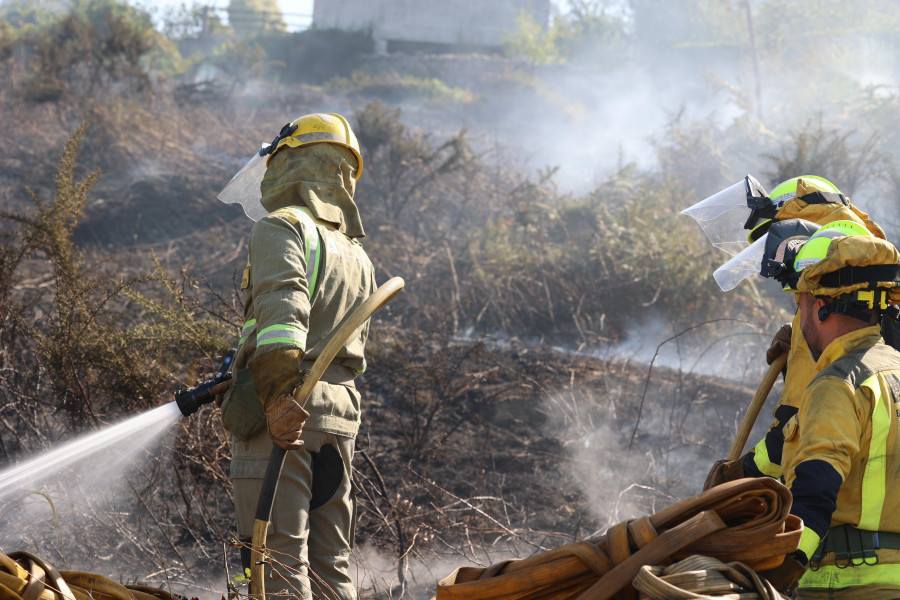 Ponteceso vive en alerta por la reavivación de focos de un incendio que "tiende a la estabilización"
