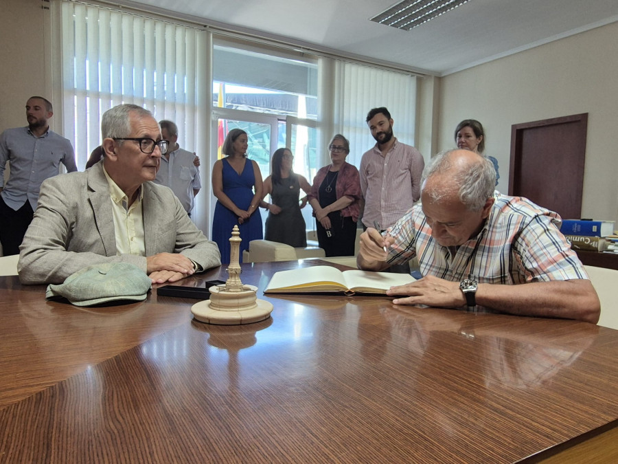 El alcalde de Ginebra, Alfonso Gómez Cruz, visita el Ayuntamiento carballés