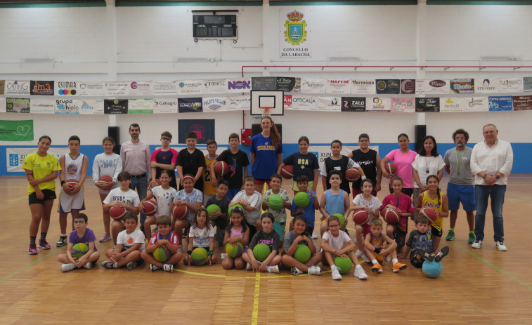 El pabellón larachés acoge un campus de baloncesto que reúne a 50 participantes