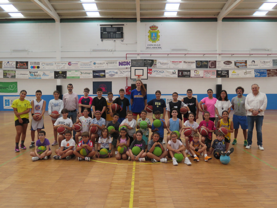El pabellón larachés acoge un campus de baloncesto que reúne a 50 participantes