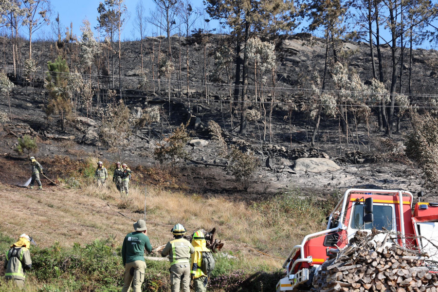 El fuego de A Graña está extinguido y los de Corme y Brantuas, controlados