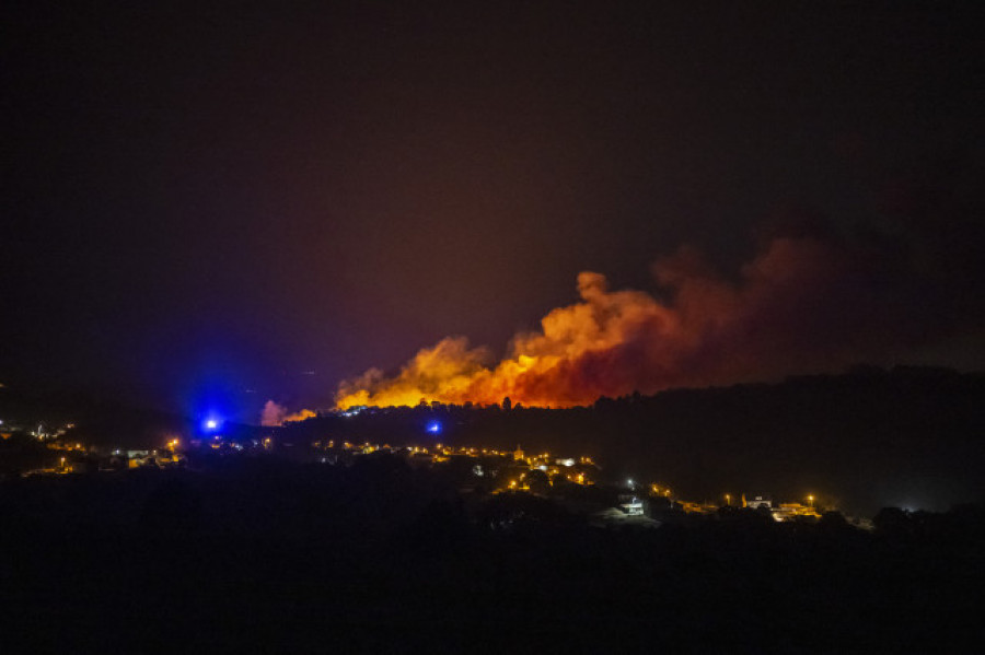 Extinguido el gran incendio forestal de Vilardevós (Ourense) que superó las 578 hectáreas