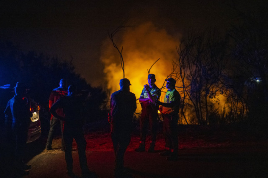 Extinguido o gran incendio forestal de Vilardevós que superou as 578 hectáreas queimadas