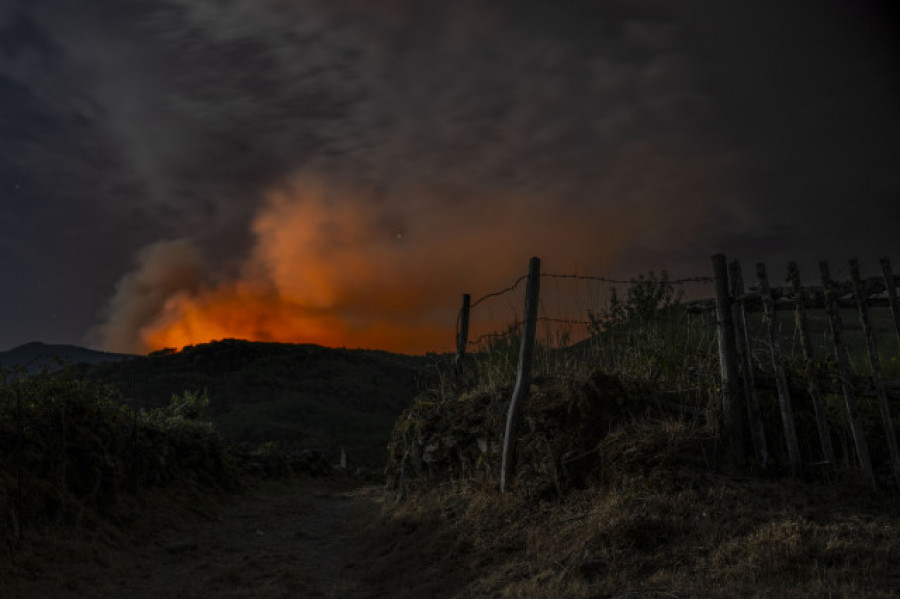 El incendio de Chandexa de Queixa avanza con 450 hectáreas afectadas