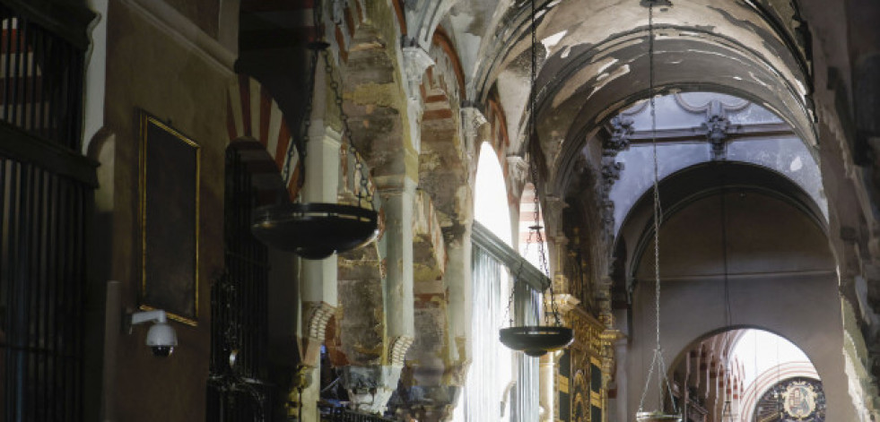 El interior de la Mezquita de Córdoba tras el incendio: una capilla colapsada y dos afectadas