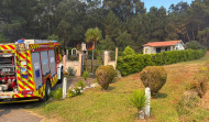 Un incendio en Boaño, Laxe, y otro en Niñóns, Ponteceso, ponen de nuevo casas en peligro
