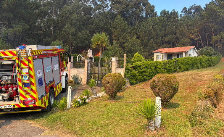 Un incendio en Boaño, Laxe, y otro en Niñóns, Ponteceso, ponen de nuevo casas en peligro