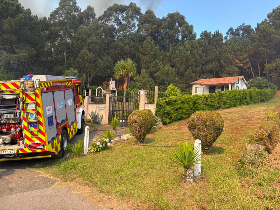 Un incendio en Boaño, Laxe, y otro en Niñóns, Ponteceso, ponen de nuevo casas en peligro