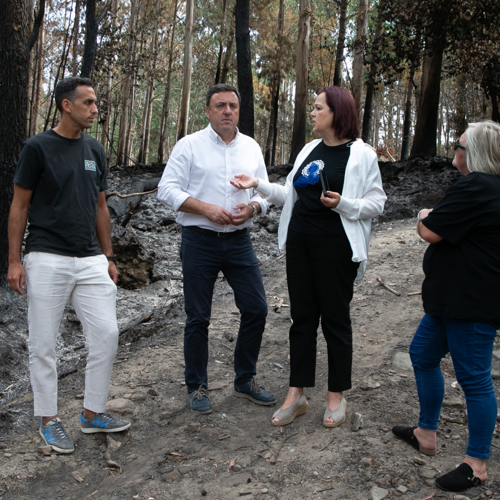 Formoso visita Xaviña y califica de “actos criminais” los incendios provocados