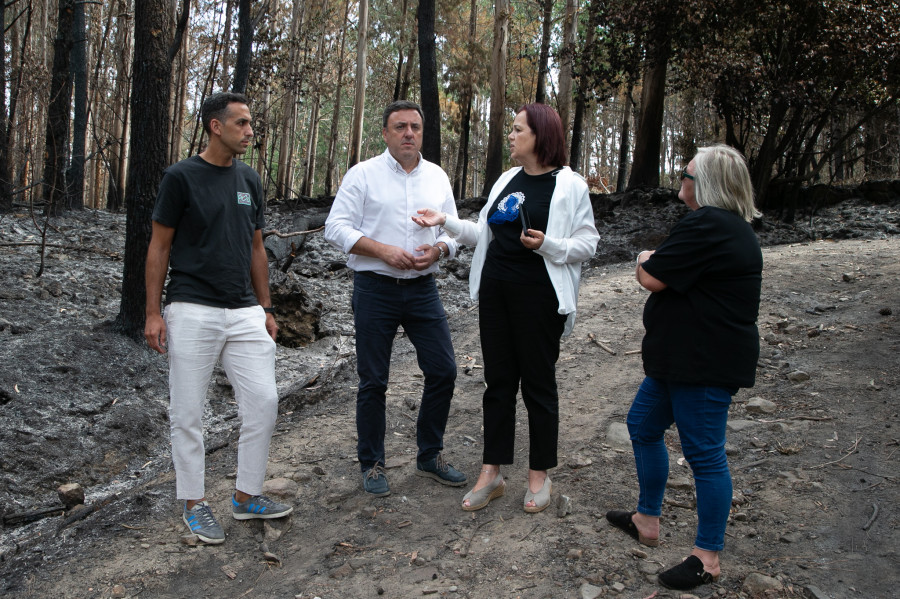 Formoso visita Xaviña y califica de “actos criminais” los incendios provocados