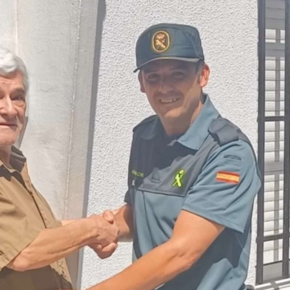 El vecino evacuado durante el incendio en Corme agradece a la Guardia Civil