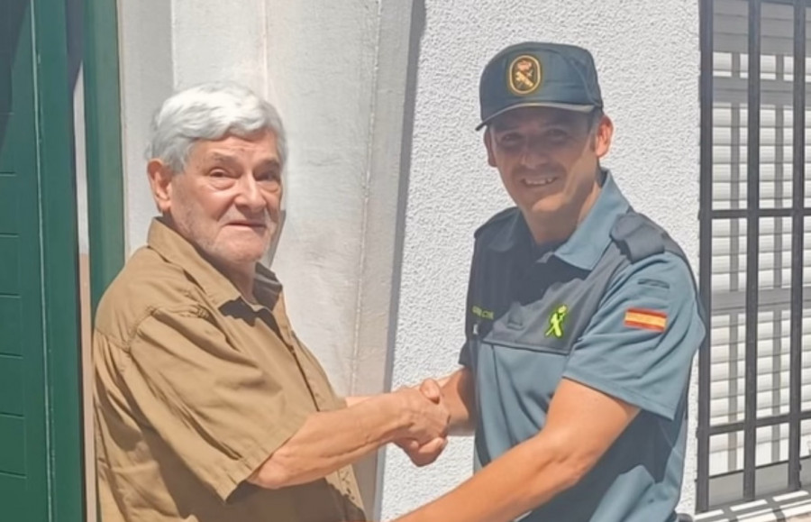 El vecino evacuado durante el incendio en Corme agradece a la Guardia Civil