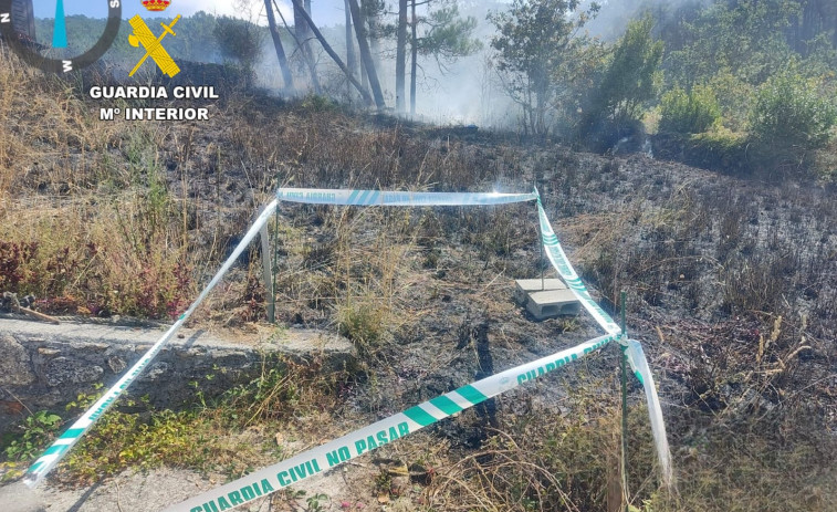 La Guardia Civil investiga a una vecina de Cee por dos incendios forestales en Laxe