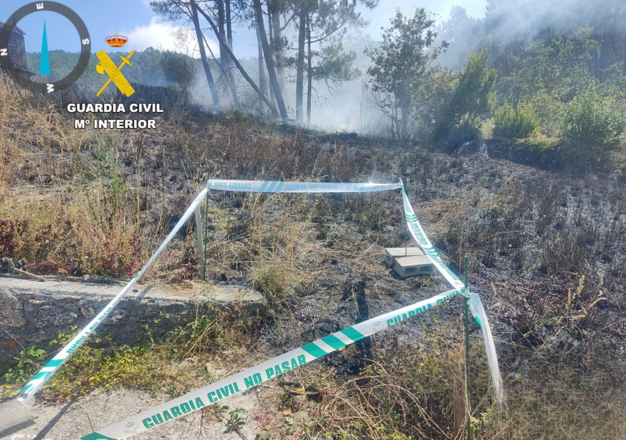 La Guardia Civil investiga a una vecina de Cee por dos incendios forestales en Laxe