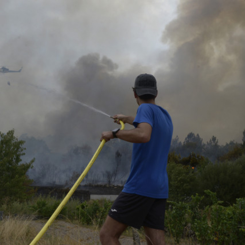 EuropaPress 6899732 persona colabora extincion incendio 12 agosto 2025 seixalbo ourense galicia 2304