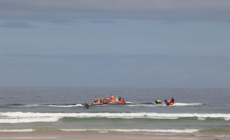 Simulacro de salvamento en la playa de Razo