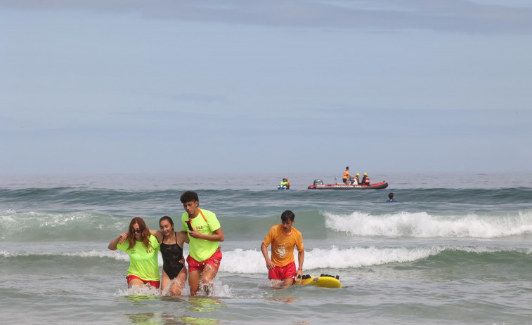 Ejercicios de salvamento en la playa de Razo