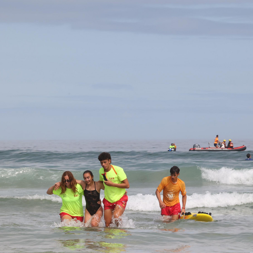 Ejercicios de salvamento en la playa de Razo