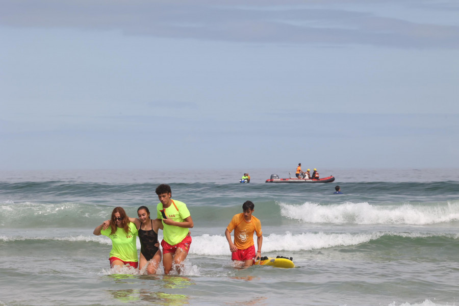 Ejercicios de salvamento en la playa de Razo