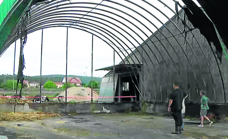 Un incendio en el invernadero de una granja de Ponteceso arrasa con 700 kilos de pacas