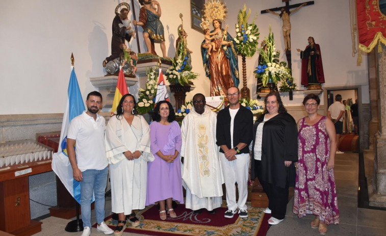 A Xunqueira recibe el bastón de mando como Alcaldesa Perpetua de Cee