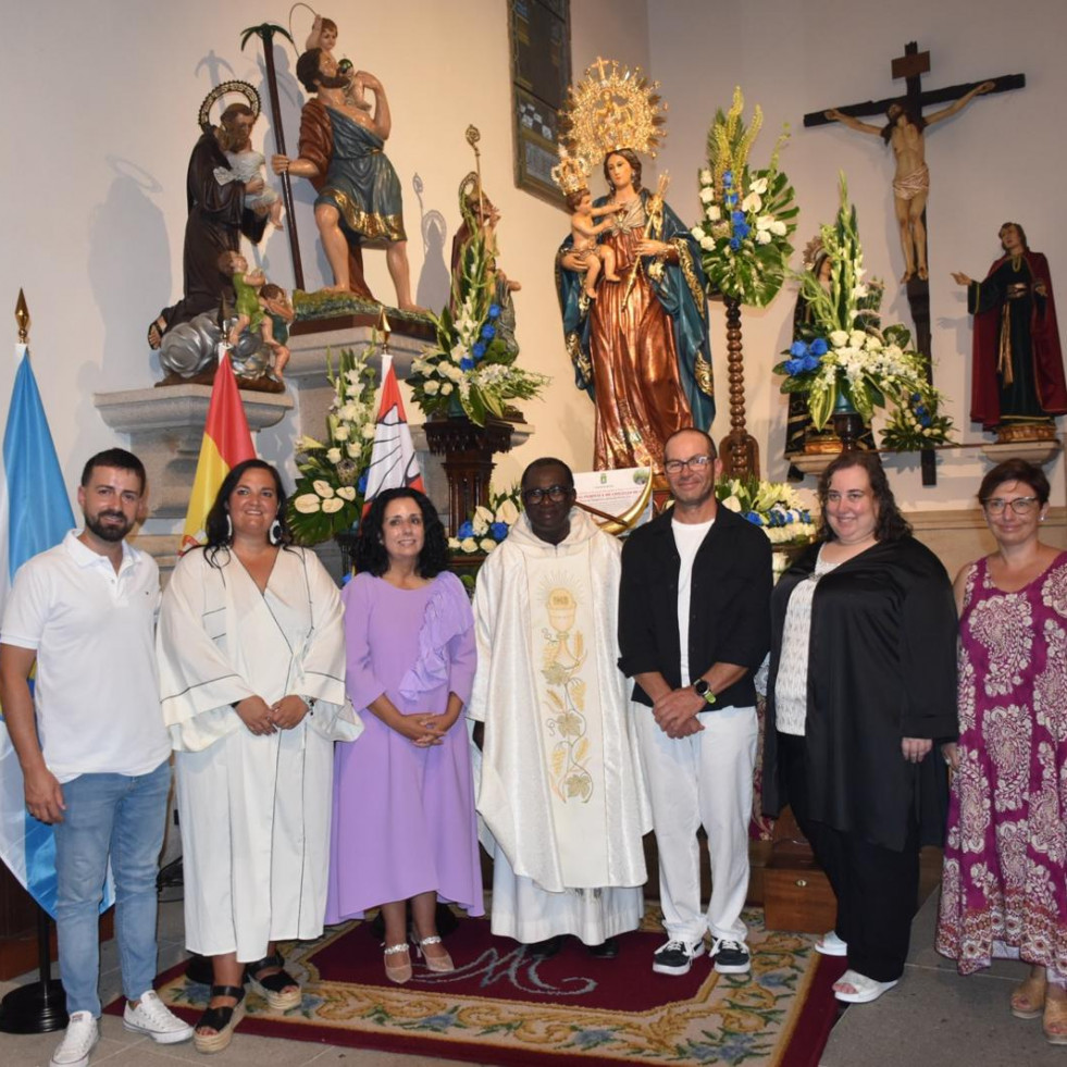 A Xunqueira recibe el bastón de mando como Alcaldesa Perpetua de Cee