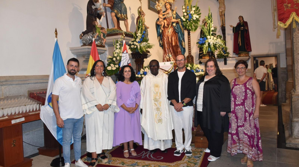 A Xunqueira recibe el bastón de mando como Alcaldesa Perpetua de Cee