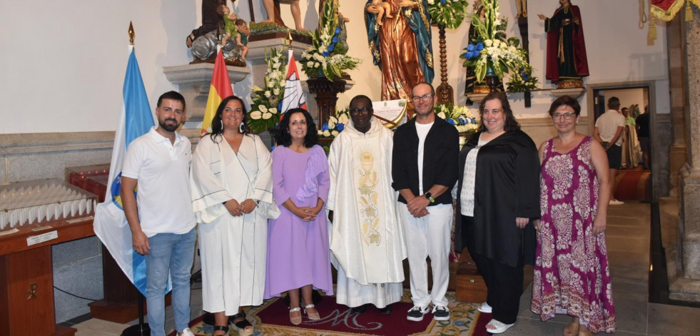 A Xunqueira recibe el bastón de mando como Alcaldesa Perpetua de Cee