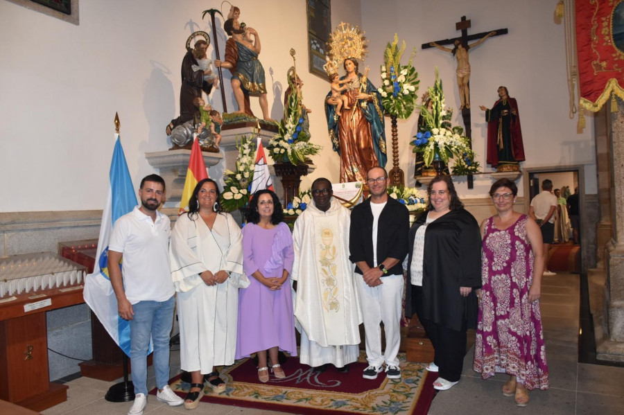 A Xunqueira recibe el bastón de mando como Alcaldesa Perpetua de Cee
